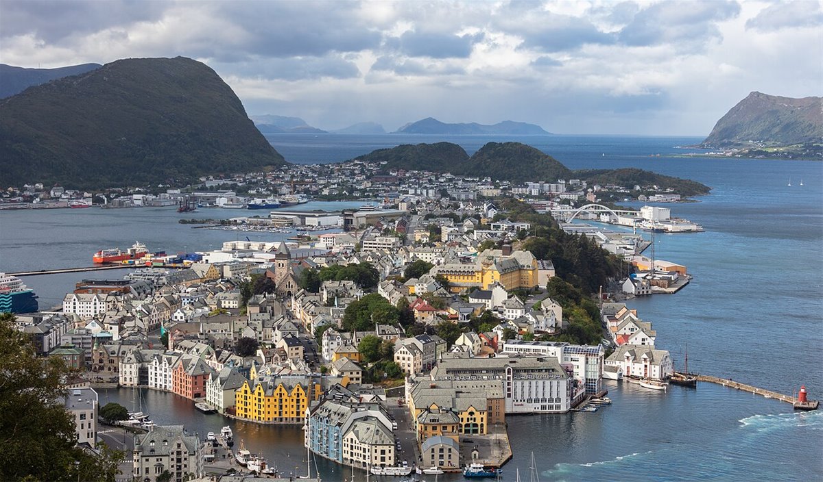 1280px-vista_de_alesund_desde_aksla,_noruega,_2019-09-01,_dd_16