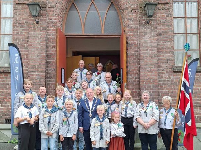 Generasjonsgudstjeneste med speiderparade