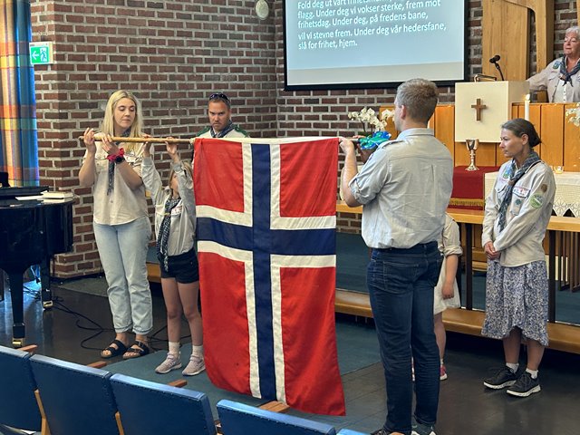 Familiegudstjeneste med speiderparade ved  Hilde Tveter. Bokutdeling. Musikk : Marit Anne Almås.