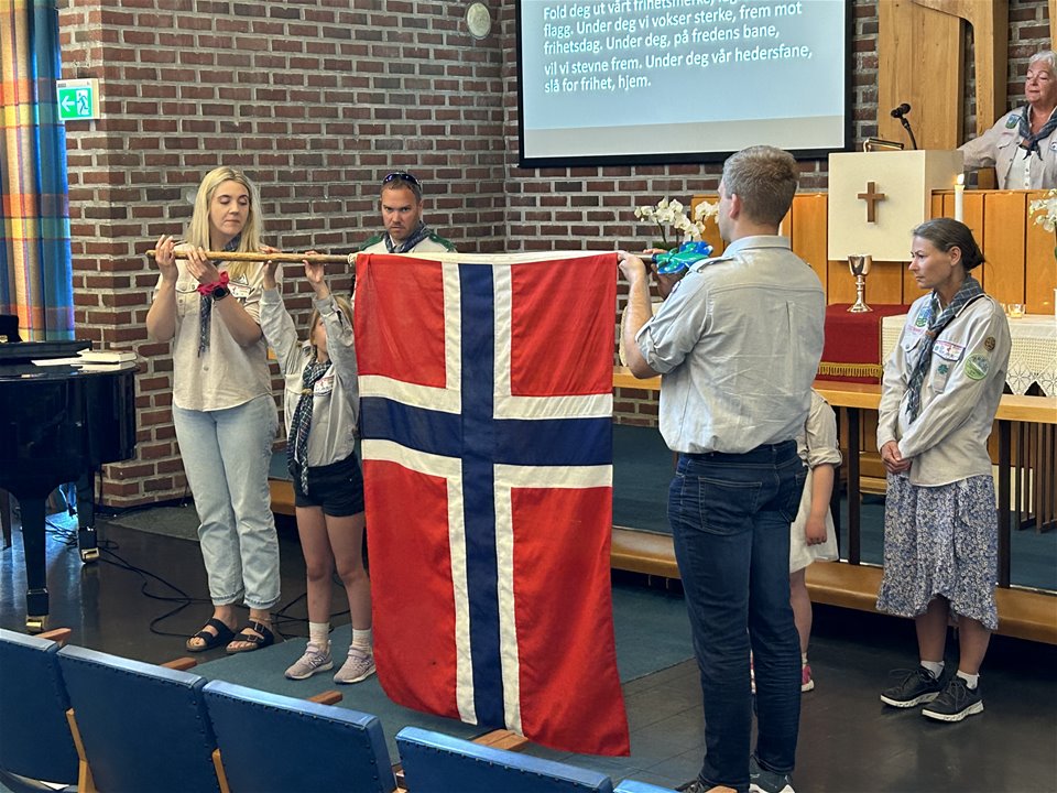 Familiegudstjeneste med speiderparade ved  Hilde Tveter. Bokutdeling. Musikk : Marit Anne Almås.