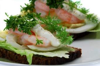 Møteplassen med god mat , fellesskap rundt bordene, sang og andakt.