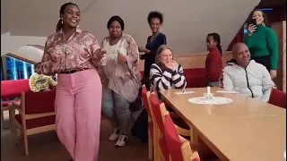 AFRICAN OPEN DOORS med sang, dans, bønn og masse god afrikansk mat. Absolutt alle uansett bakgrunn og alder er velkommen. 