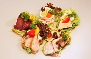 Møteplassen med god mat , fellesskap rundt bordene, sang og andakt.