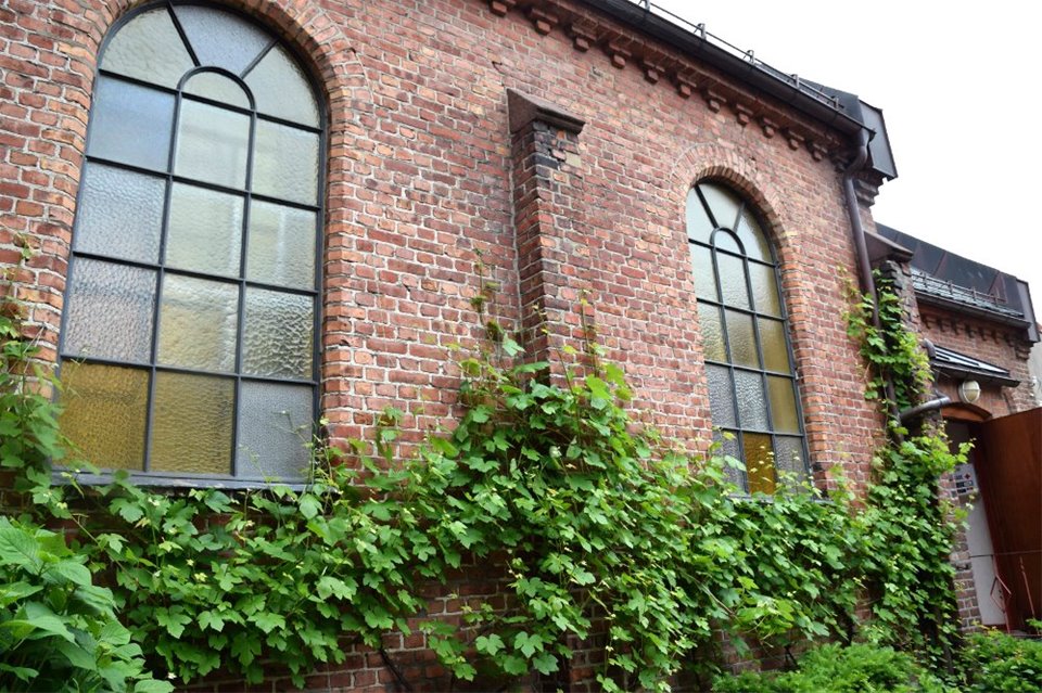 Åpen kirke og kafe i bakgård