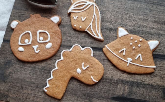 Baking av pepperkaker og noen andre førjulsaktiviteter for barn. Ta med deg forkle, godt humør og gjerne en voksen som kan hjelpe deg.