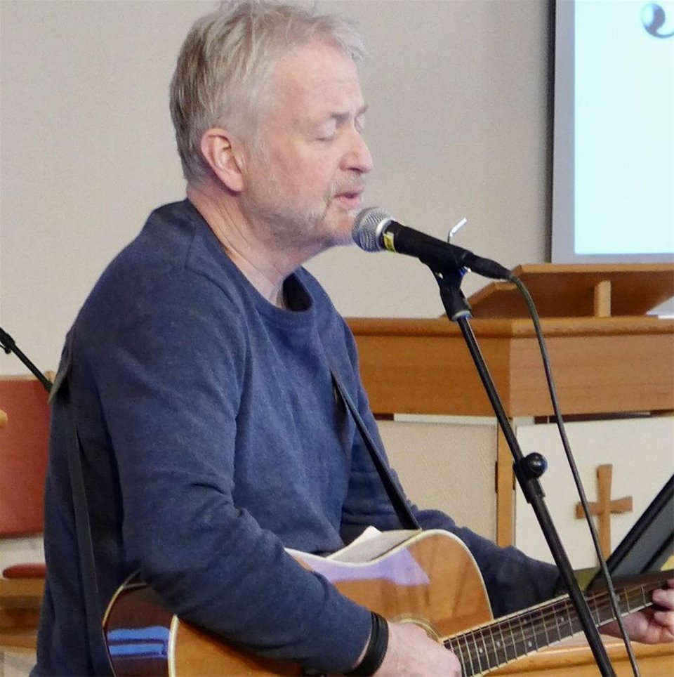 Kveldsmøte ledet av Runar Johansen. Sang/musikk: Runar Johansen m.fl. Kirkekaffe.